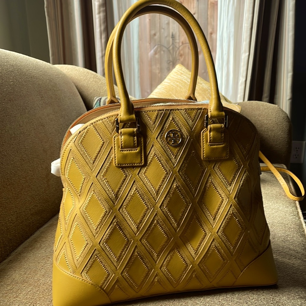 Tory Burch large Robinson leather tote! Excellent condition! With Duster bag